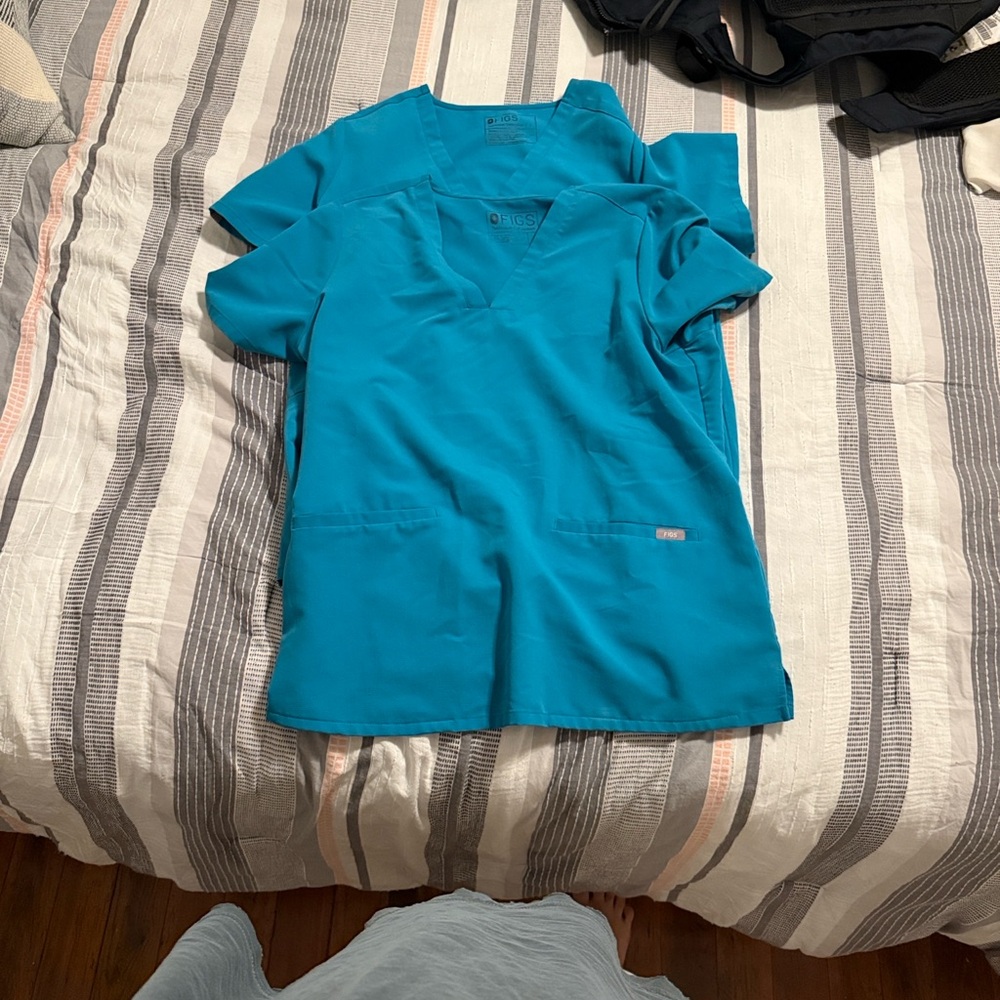 Figs teal women’s V-Neck 3 pocket Scrub Top